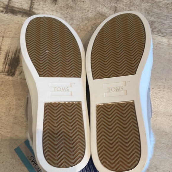 NWT- TOMS Paxton bootie/shoe. Size 6 - Picture 4 of 4